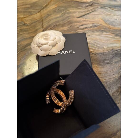 2025 Chanel Broach - Interlocking C - Picture 6 of 9